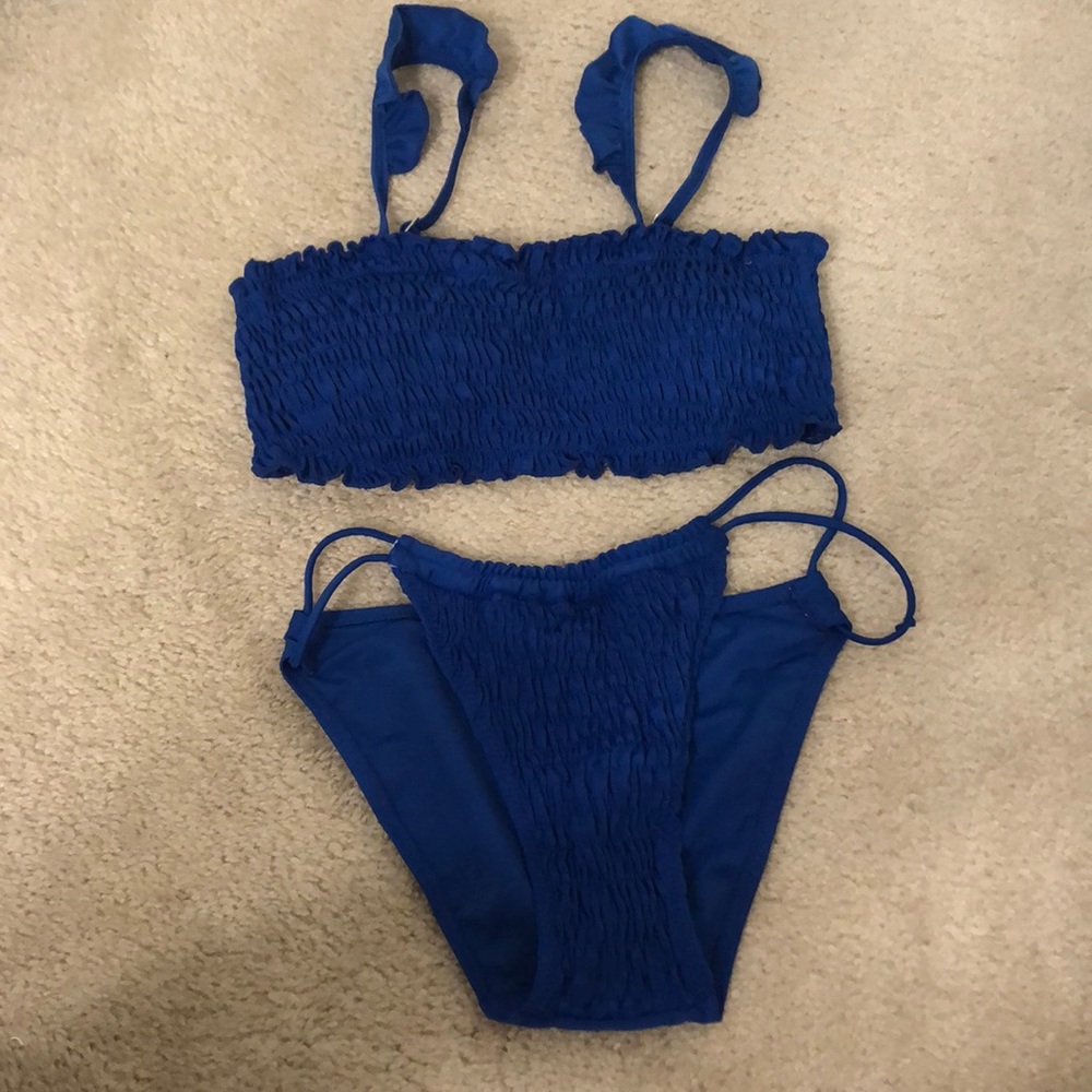 Top and bottom bikini set. Blue.